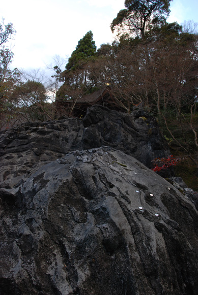 黒い岩